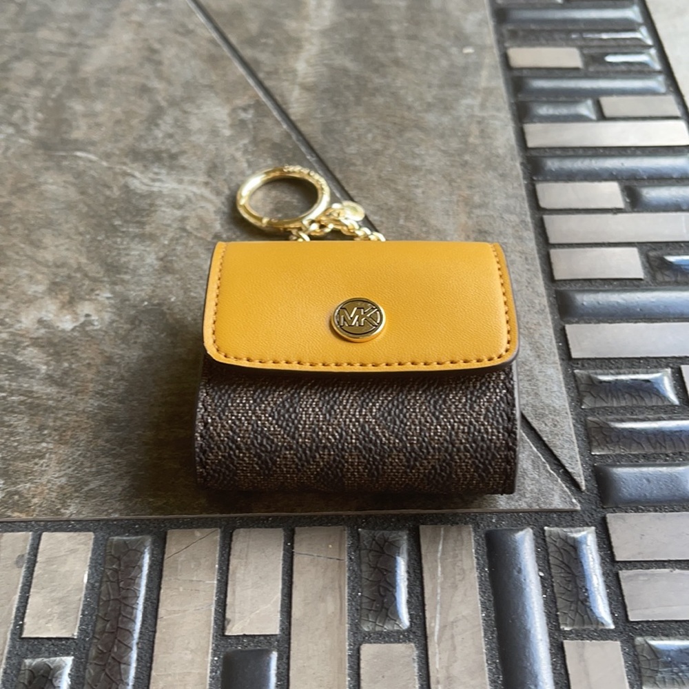 Michael Kors Jet Set Travel AirPod Case - Picture 3 of 16
